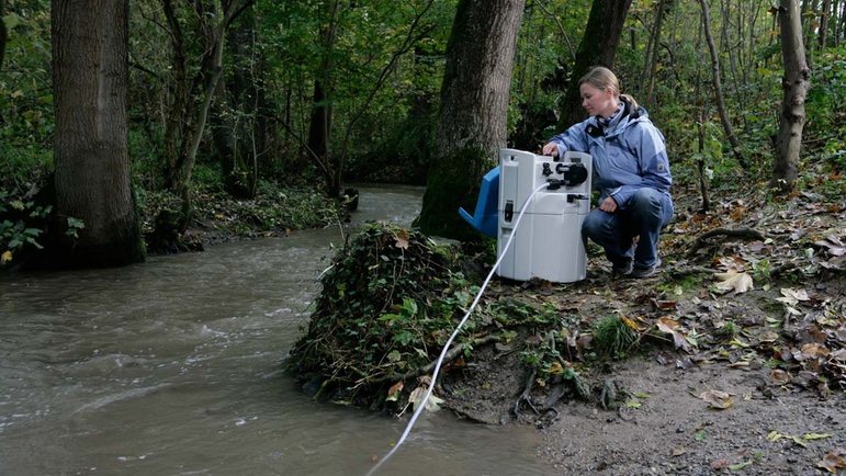 Automatic river sampling with the portable Liquiport CSP44 sampler.