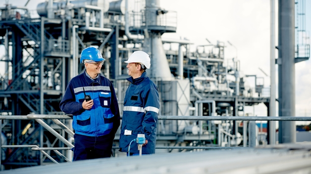 A customer and an Endress+Hauser engineer at a refinery.